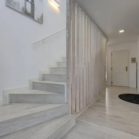 3 Bedroom Semi Detached With Stunning Views! Apartment