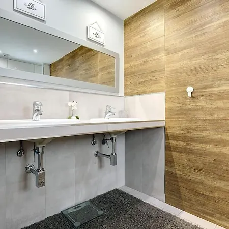 3 Bedroom Semi Detached With Stunning Views! *