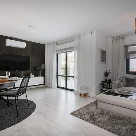 3 Bedroom Semi Detached With Stunning Views! Apartment *