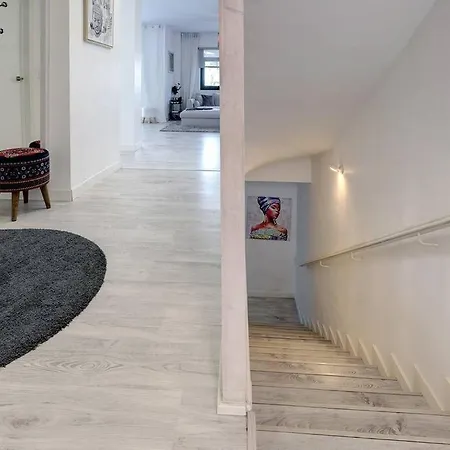 Apartment 3 Bedroom Semi Detached With Stunning Views! *