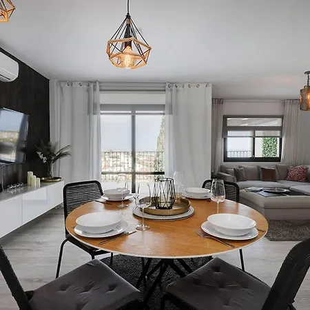 Apartment 3 Bedroom Semi Detached With Stunning Views! *